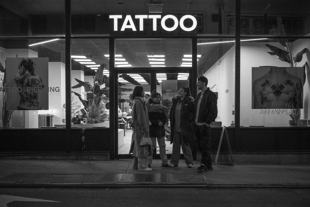Sesión de tatuaje en un estudio Noble Art