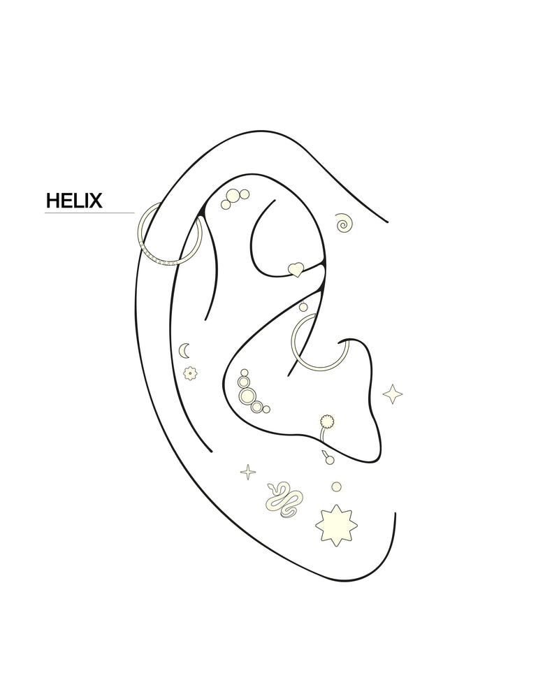 Dibujo a trazo de una oreja con varios piercings. Uno de ellos, situado en el cartílago superior de la oreja, lleva la etiqueta «HELIX». La oreja está adornada con varios aros pequeños, pendientes de botón y símbolos diminutos.
