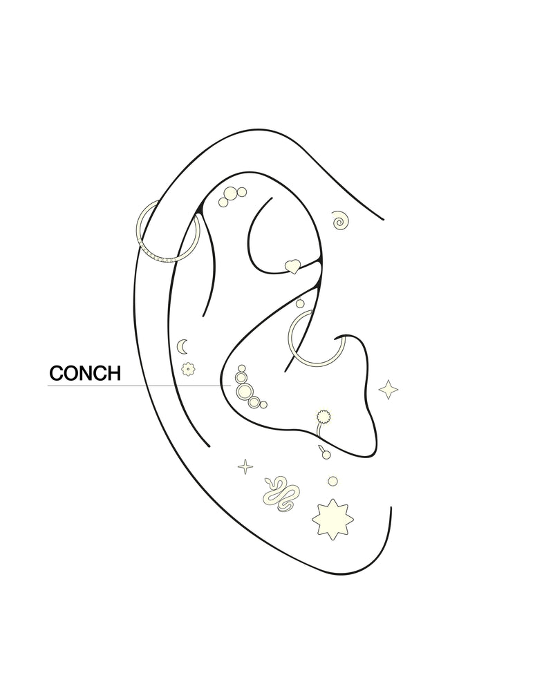 Un sencillo dibujo a trazo de una oreja con varios piercings, entre los que se incluye un piercing en el hélix, claramente identificado. Pequeños símbolos decorativos, como estrellas, lunas y círculos, rodean la oreja.