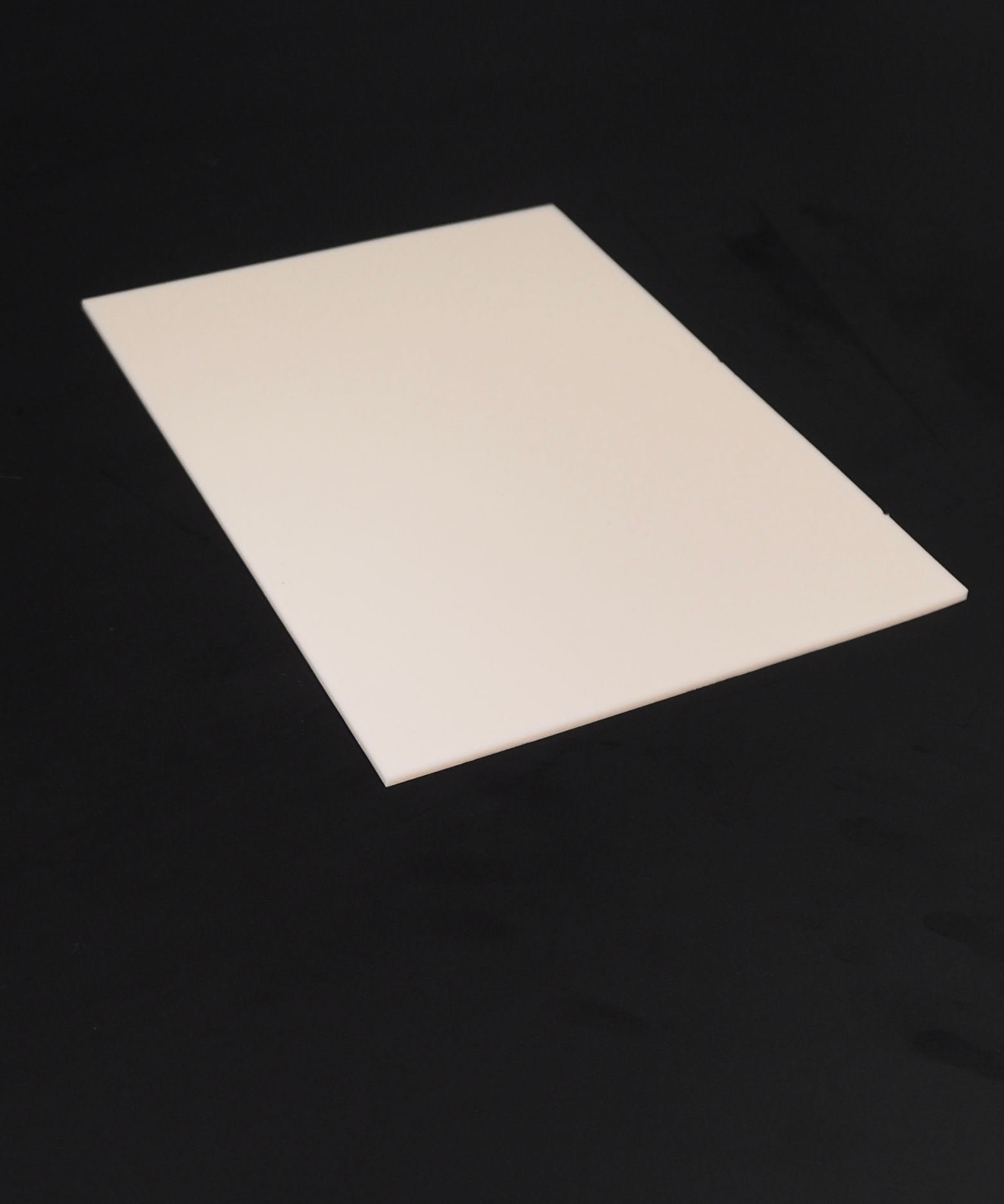 La piel sintética para tatuar de doble cara de NOBLE ART BEAUTY SOCIEDAD LIMITADA, de 11 x 16 pulgadas, de color blanco roto y superficie lisa, queda perfectamente plana sobre una superficie negra, lo que la hace ideal para esbozar diseños de tatuajes o piercings antes de la eliminación con láser.