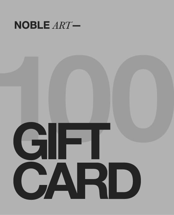 Aquí tienes una versión reescrita utilizando los datos de tu producto: La tarjeta regalo gris «Gif Card 100» de NOBLE ART OFFICIAL COORP presenta el nombre de la marca en la esquina superior izquierda, un «100» grande y discreto en el fondo y el texto «GIFT CARD» en negrita y en negro en la parte delantera: un regalo ideal para tratamientos como la eliminación de tatuajes.