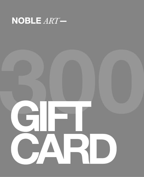 Una tarjeta regalo gris de 300 de NOBLE ART BEAUTY SOCIEDAD LIMITADA, con el nombre de la marca en la esquina superior izquierda y un texto grande en blanco, ideal para servicios de piercing o tatuajes.