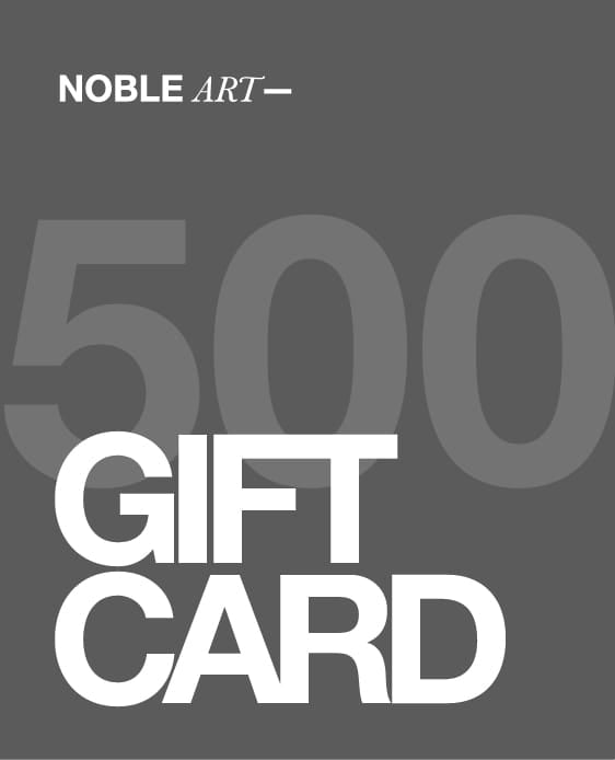 Tarjeta regalo gris de 500 de NOBLE ART BEAUTY SOCIEDAD LIMITADA, con un «500» grande y difuminado en el fondo y el texto «GIFT CARD» en blanco y en negrita; ideal para servicios de tatuaje o eliminación láser.
