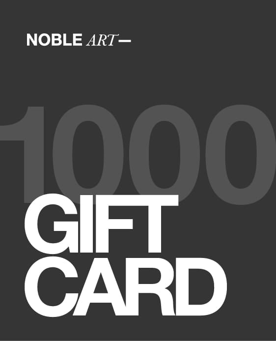 La tarjeta regalo «1000» de NOBLE ART BEAUTY SOCIEDAD LIMITADA presenta un diseño en gris oscuro con un gran «1000» difuminado al fondo. En la parte superior aparece «Noble Art» y en la parte inferior, «Gift Card» en blanco y negrita, lo que la hace ideal para tratamientos de piercing o tatuajes.