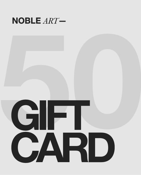Una tarjeta regalo gris de 50 de NOBLE ART BEAUTY SOCIEDAD LIMITADA presenta un gran «50» descolorido y el texto «GIFT CARD» en negrita y color negro; es perfecta para servicios de piercing o tatuajes.