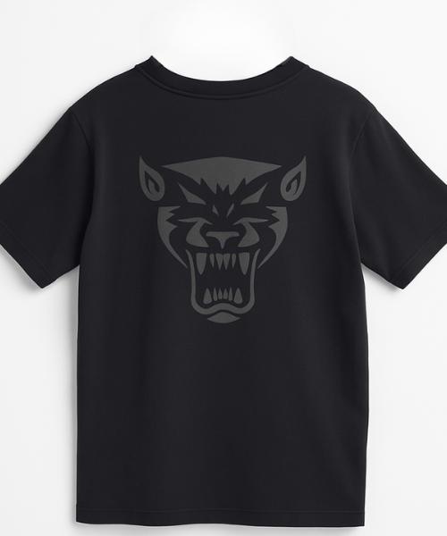 La «Camiseta pantera negra» de NOBLE ART BEAUTY SOCIEDAD LIMITADA es una camiseta negra con un llamativo diseño oscuro de la cara de una bestia feroz en la espalda, ideal para los aficionados al estilo inspirado en los tatuajes y a la moda urbana que destaca.