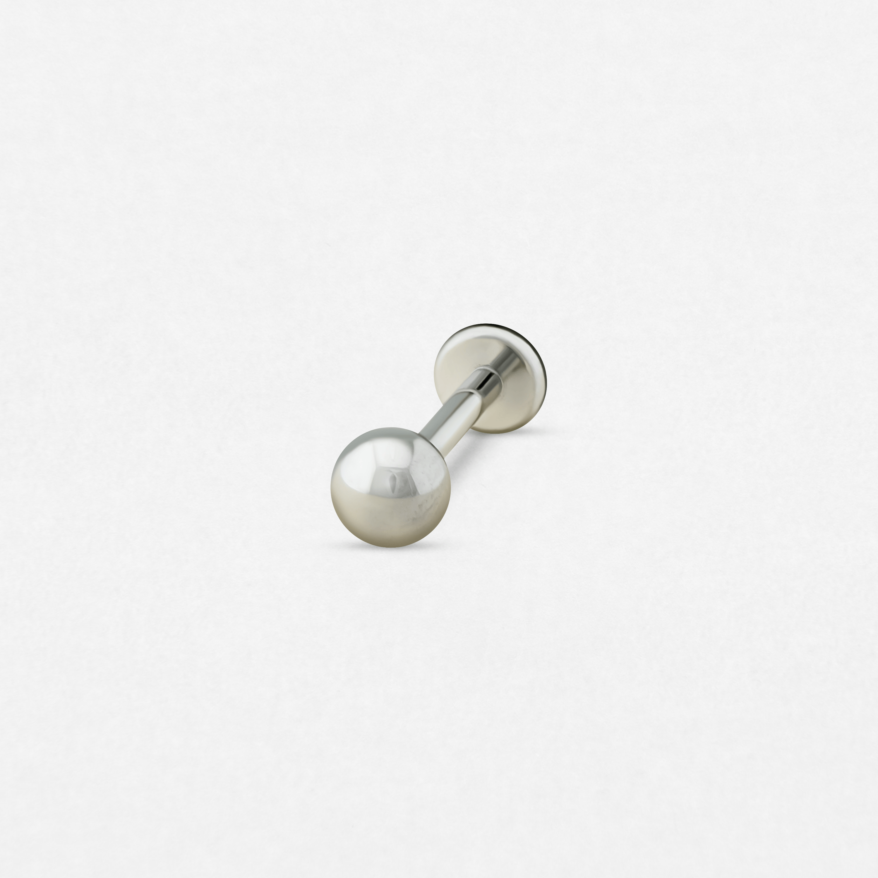 El «Labret silver» de Titanio-Noble Art es un elegante piercing tipo barra de plata con extremos redondeados, que se muestra sobre un fondo blanco; ideal para cualquier seguidor de Noble Art.