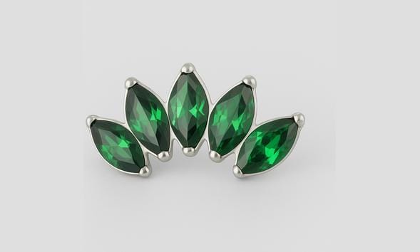 Cinco piedras preciosas verdes con corte marquesa adornan el modelo MARQUISE 5Z VERDE de NOBLE ART BEAUTY SOCIEDAD LIMITADA, dispuestas en un diseño curvo a modo de abanico que aporta un toque elegante sobre un fondo liso.