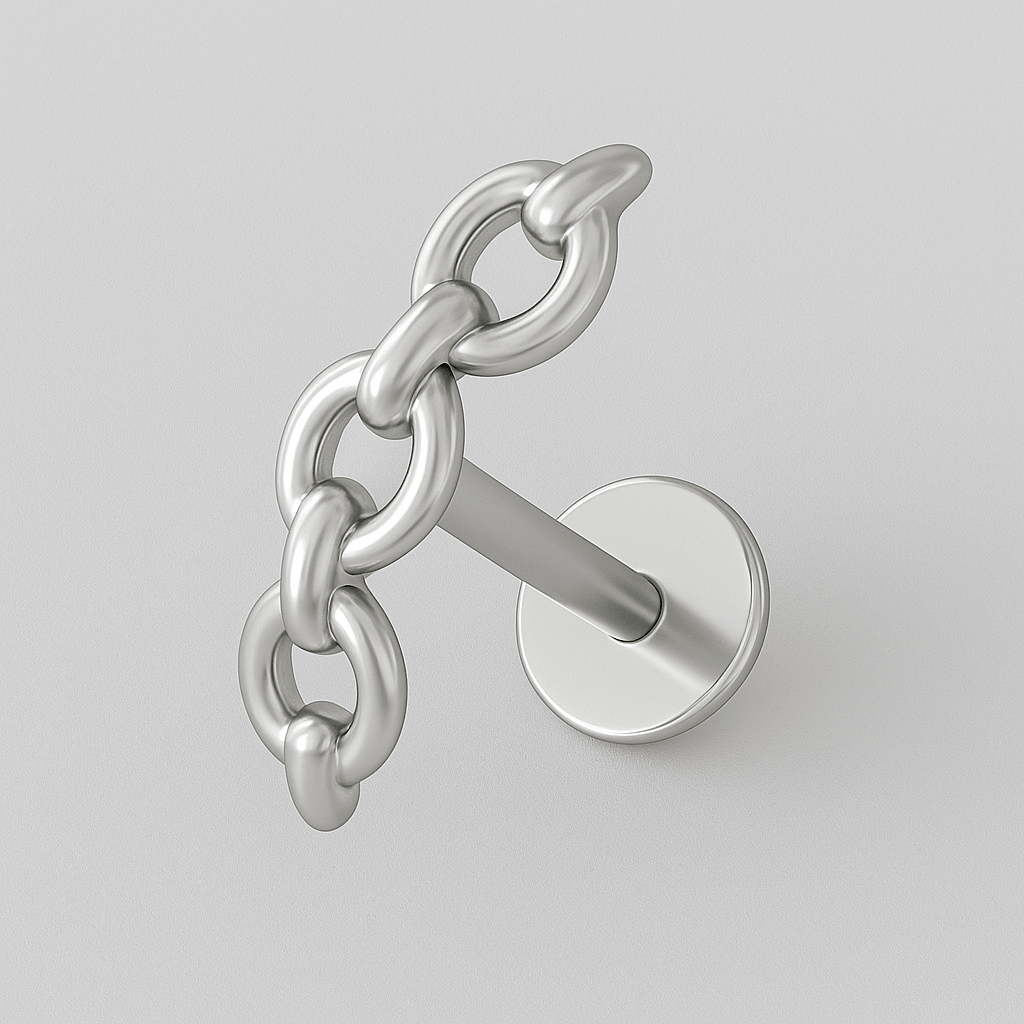 El pendiente de botón de plata MAX, de NOBLE ART BEAUTY SOCIEDAD LIMITADA, presenta tres eslabones ovalados entrelazados, ideal para los amantes de los accesorios de piercing de última tendencia, y se muestra sobre un sencillo fondo gris claro.