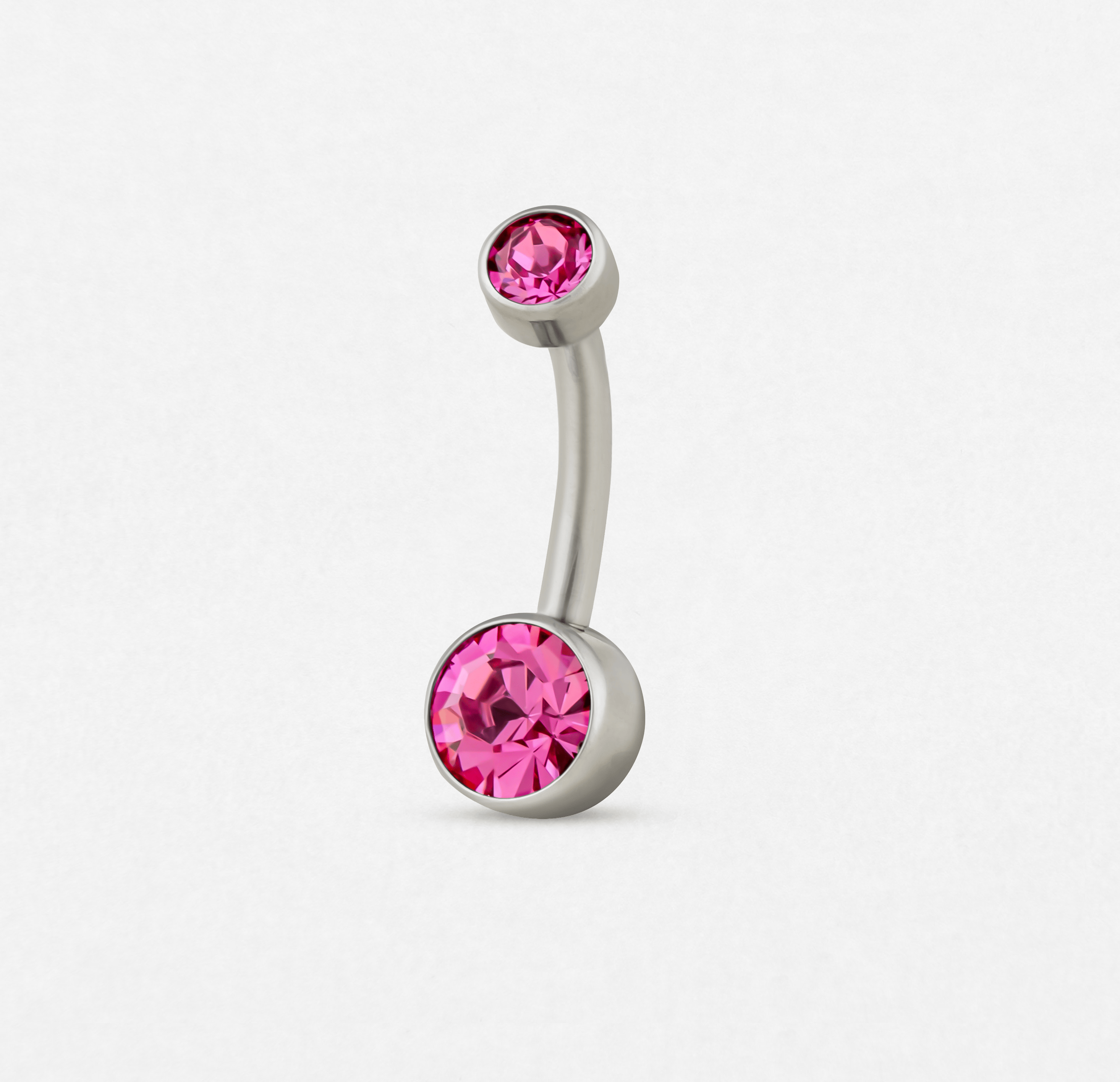 El OMBLIGO CZ ROSA de Titanio-Noble Art es un piercing curvo para el ombligo de plata con dos piedras preciosas de color rosa, ideal para piercings con estilo, que se muestra sobre un fondo blanco liso.