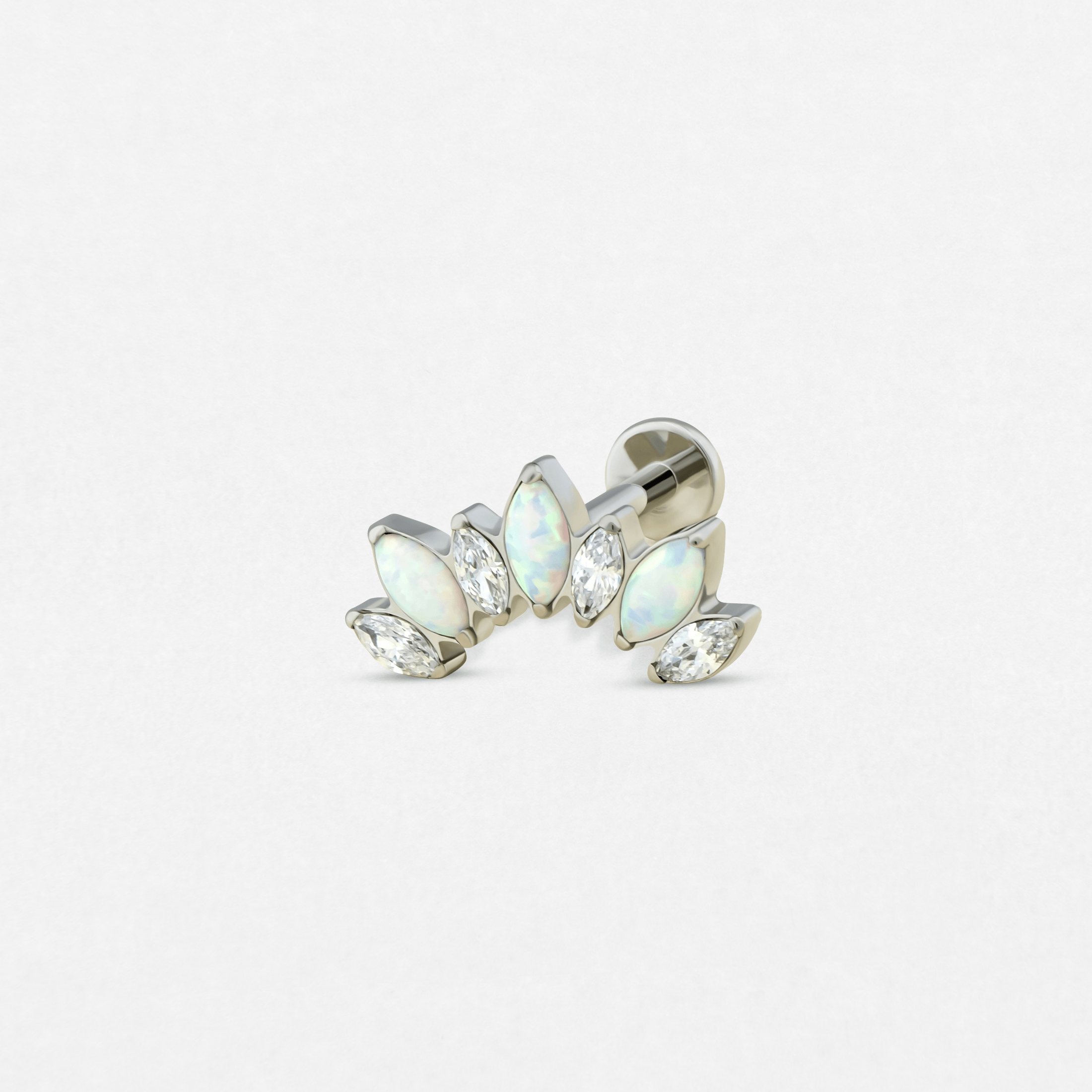 El pendiente «Benus» de Titanio-Noble Art cuenta con tres ópalos talla marquesa y dos gemas transparentes engastadas en un pendiente de plata curvado: una opción elegante para cualquier tipo de piercing.
