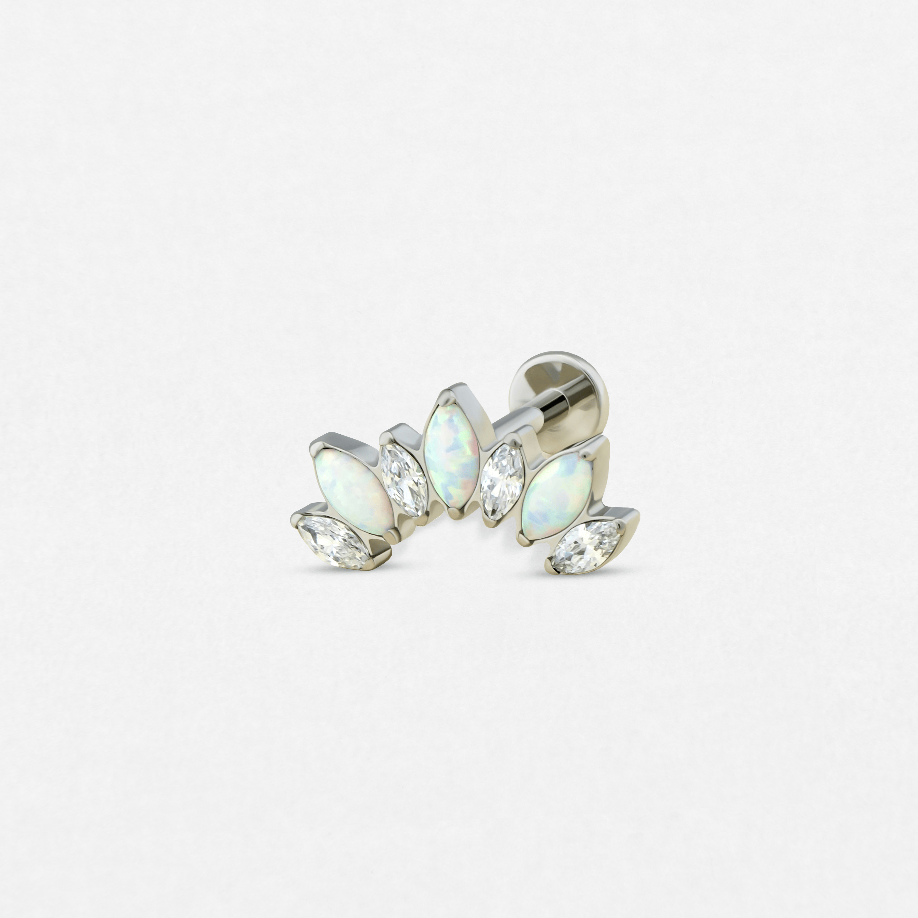 El pendiente «Benus» de Titanio-Noble Art cuenta con tres ópalos talla marquesa y dos gemas transparentes engastadas en un pendiente de plata curvado: una opción elegante para cualquier tipo de piercing.