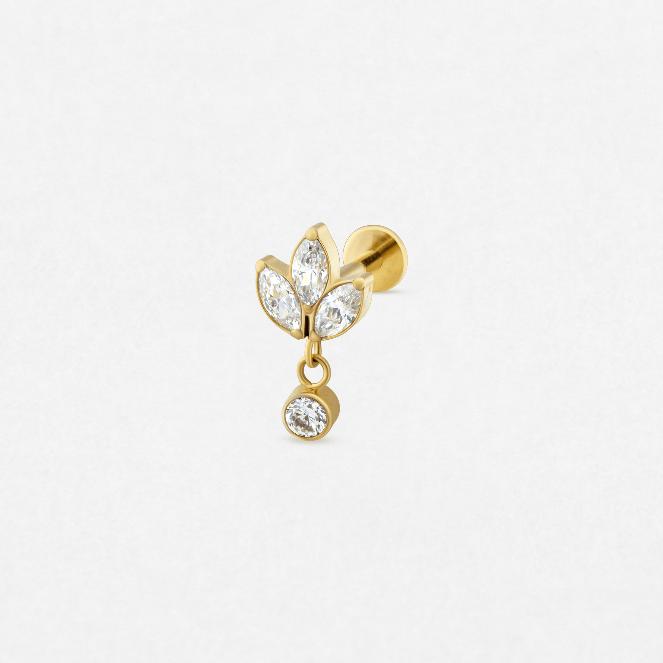 El colgante «Top Charm» de Titanio-Noble Art presenta tres piedras preciosas transparentes de talla marquesa dispuestas en racimo, con un colgante redondo, representadas sobre un fondo blanco; es ideal para aportar un toque de elegancia tras la eliminación láser de un tatuaje.