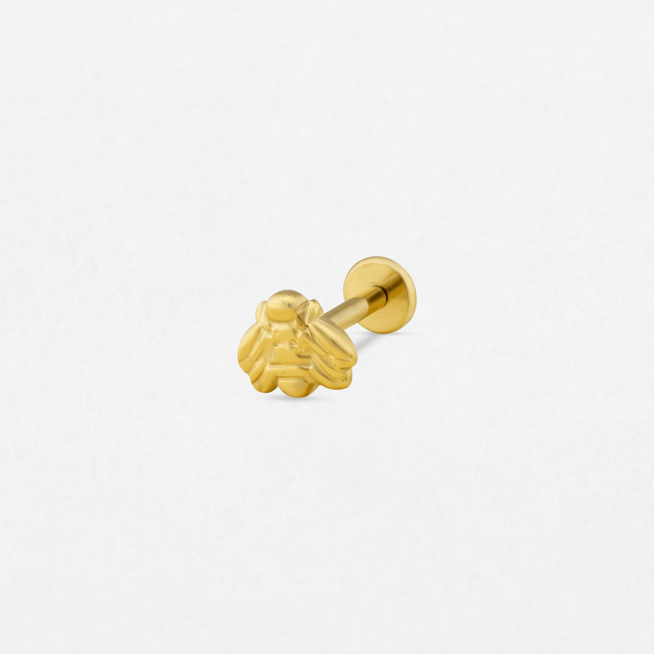 El pendiente «Lisa» de Titanio-Noble Art presenta un detallado diseño de una abeja dorada, ideal para añadir un toque sutil a tu piercing. Se muestra sobre un fondo blanco liso.