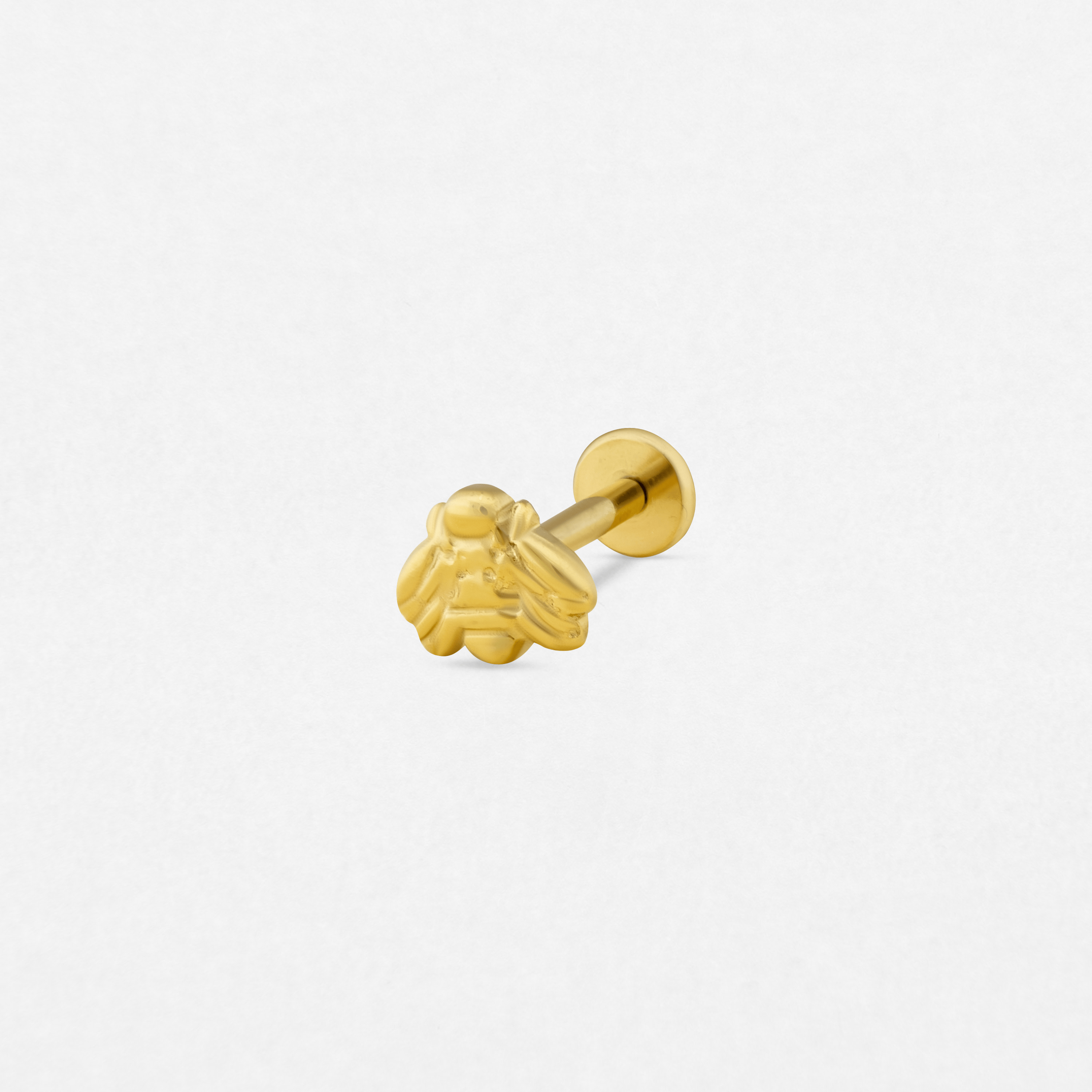 El pendiente «Lisa» de Titanio-Noble Art presenta un detallado diseño de una abeja dorada, ideal para añadir un toque sutil a tu piercing. Se muestra sobre un fondo blanco liso.