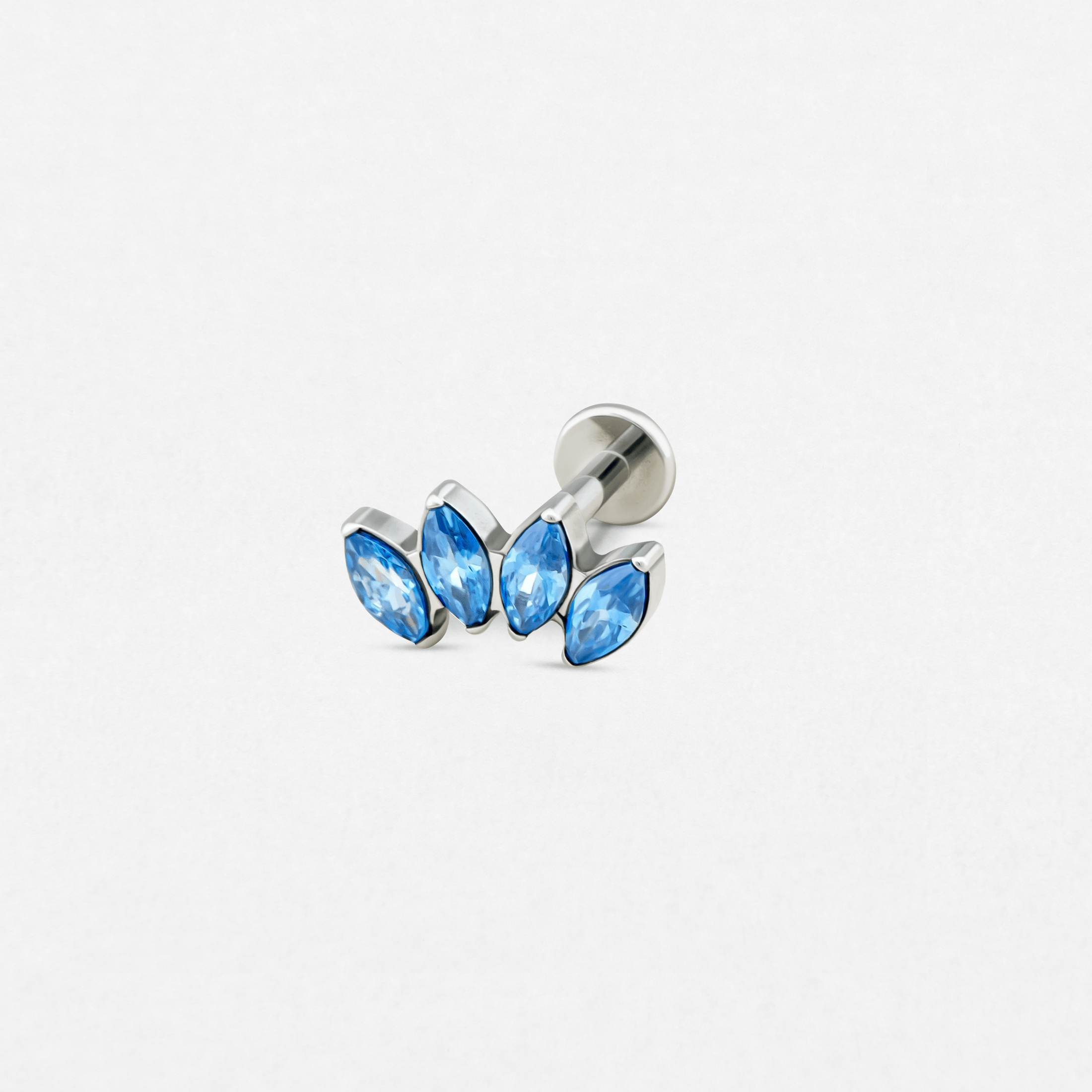 Los pendientes de botón «Marquise 5 cz» de Titanio-Noble Art cuentan con cinco piedras azules de talla marquesa dispuestas en un diseño floral: una opción refinada para cualquier tipo de piercing, que se muestra sobre un fondo blanco.