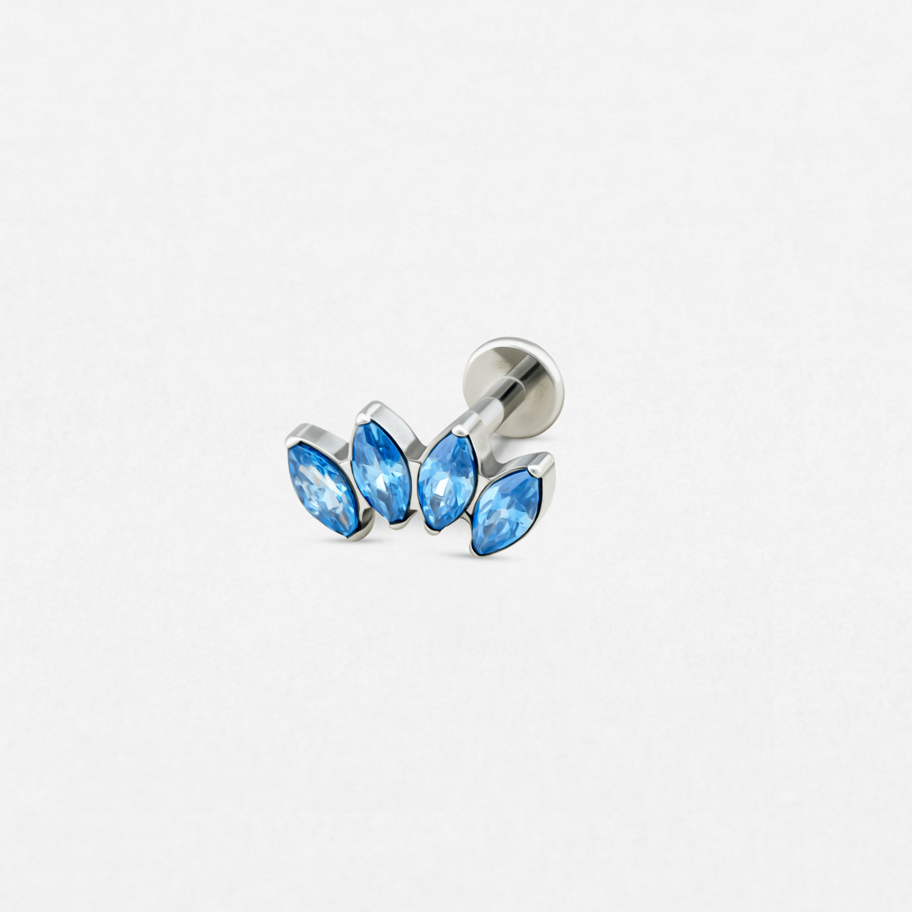 Los pendientes de botón «Marquise 5 cz» de Titanio-Noble Art cuentan con cinco piedras azules de talla marquesa dispuestas en un diseño floral: una opción refinada para cualquier tipo de piercing, que se muestra sobre un fondo blanco.