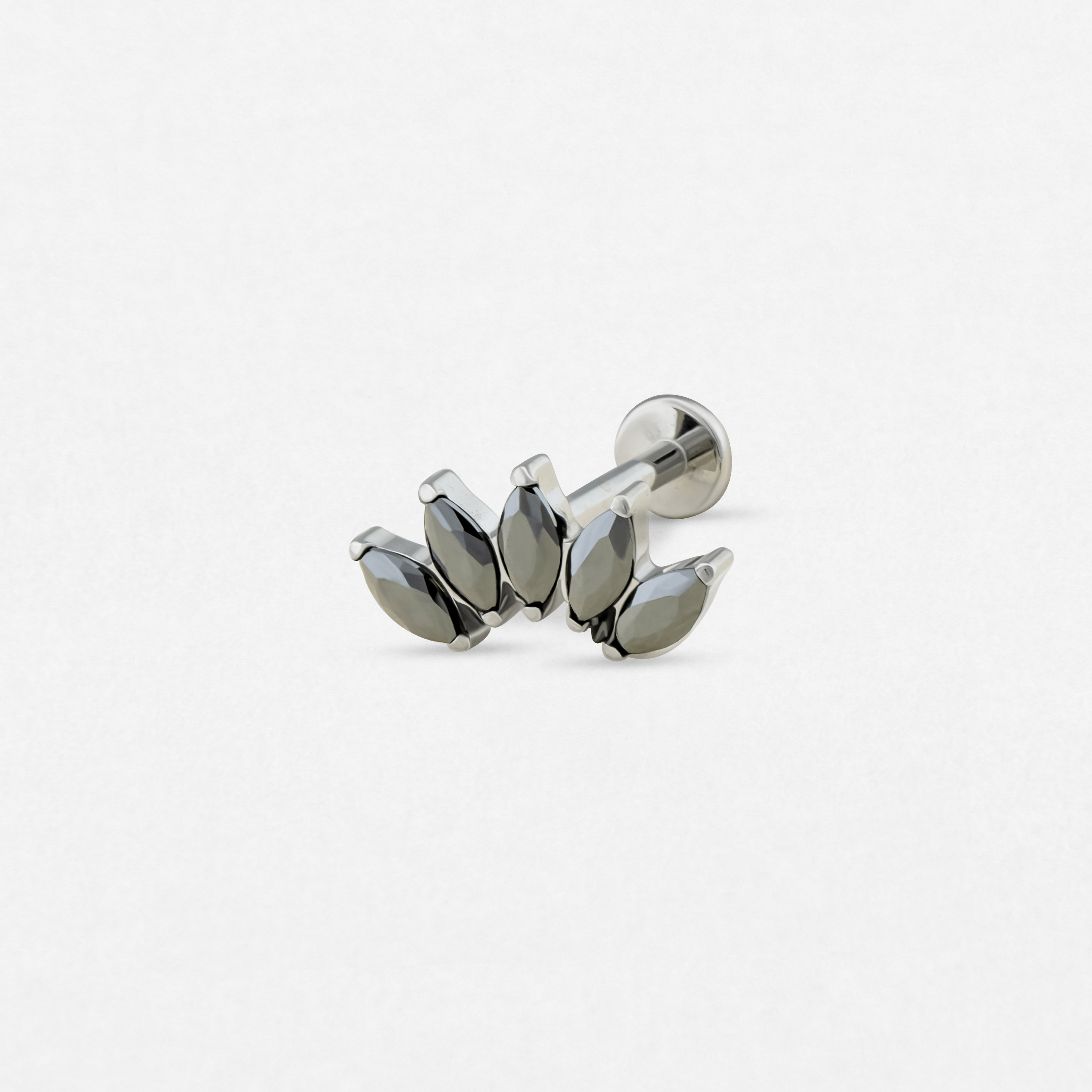 El «Titanio-Noble Art Marquise 5 cz» es un pendiente tipo barra de plata con cinco piedras oscuras en forma de marquesa dispuestas en forma de abanico, que se muestra sobre un fondo blanco liso.