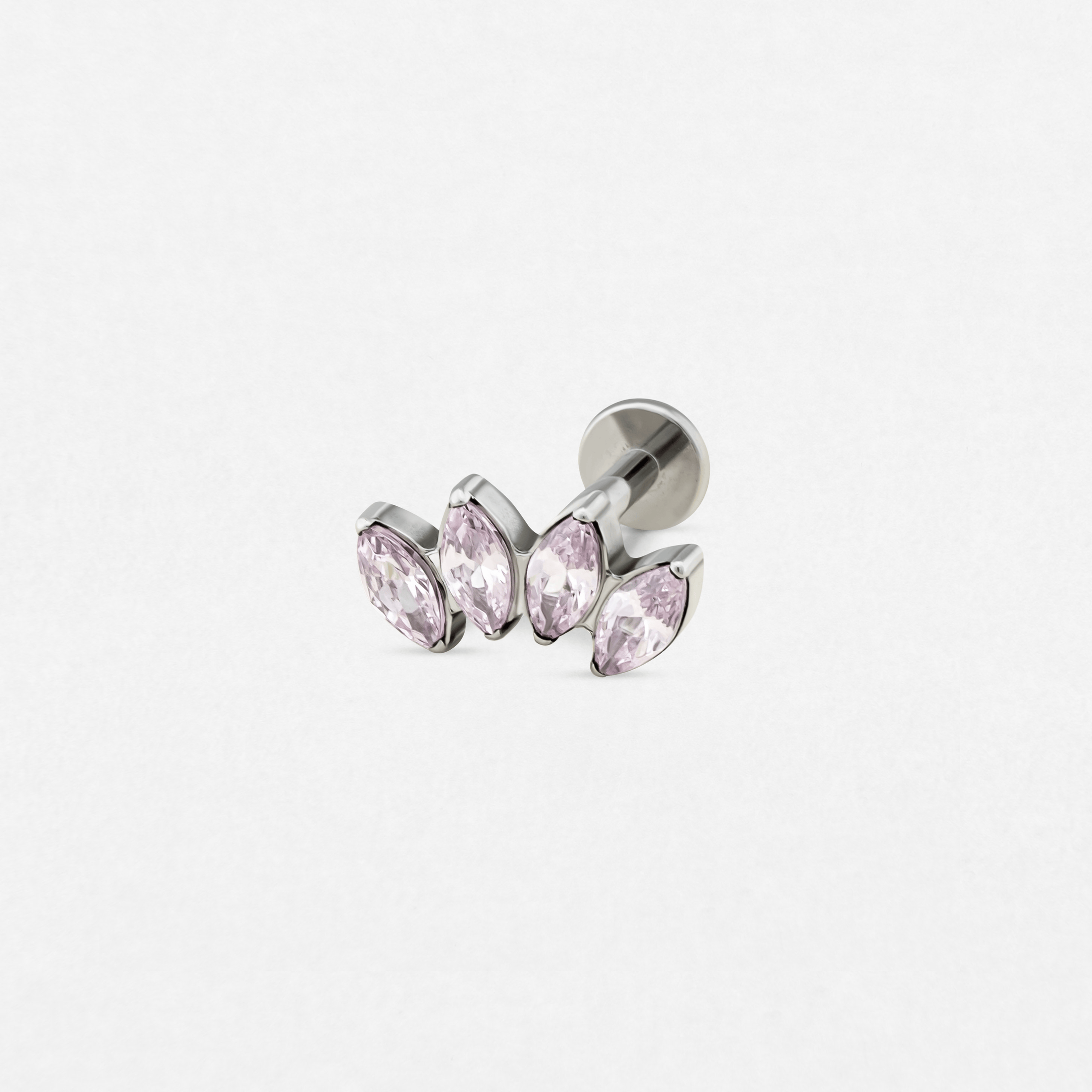 El modelo «Marquise 5 cz» de Titanio-Noble Art cuenta con cinco piedras de color rosa claro con corte marquesa dispuestas en una llamativa forma de abanico, ideal para realzar tu combinación de pendientes, tal y como se muestra aquí sobre un fondo blanco liso.