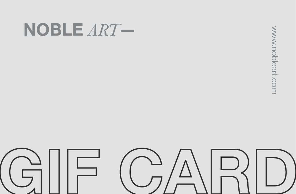 Eine minimalistische Geschenkkarte von Noble Art mit «NOBLE ART» in der oberen linken Ecke, «www.nobleart.com» vertikal auf der rechten Seite und «GIFT CARD» in Fettschrift mit Kontur unten; ideal für Tattoo-Fans oder alle, die an Laserbehandlungen interessiert sind.