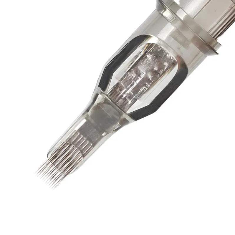 Primer plano del Noble Art Agujas Magnum: un cartucho transparente con múltiples puntas de aguja finas dispuestas en forma circular, ideal para procedimientos de tatuaje, microagujas y eliminación láser.