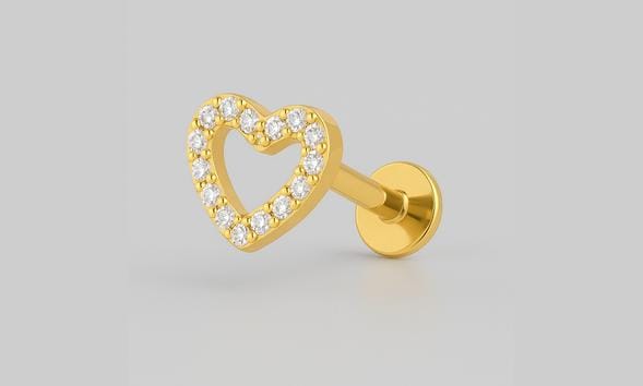 El modelo LOVE CZ GOLD de NOBLE ART BEAUTY SOCIEDAD LIMITADA es un pendiente de botón dorado con forma de corazón, ribeteado con piedras preciosas transparentes, ideal para dar un toque sutil al piercing, que se muestra sobre un fondo liso de color gris claro.