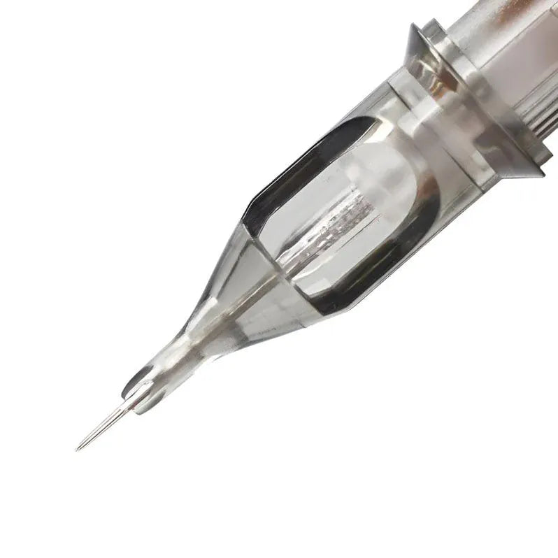 Primer plano del delineador circular «Agujas» de NOBLE ART BEAUTY SOCIEDAD LIMITADA, que cuenta con múltiples agujas finas dispuestas en círculo dentro de una carcasa transparente: una herramienta imprescindible para el tatuaje de precisión.