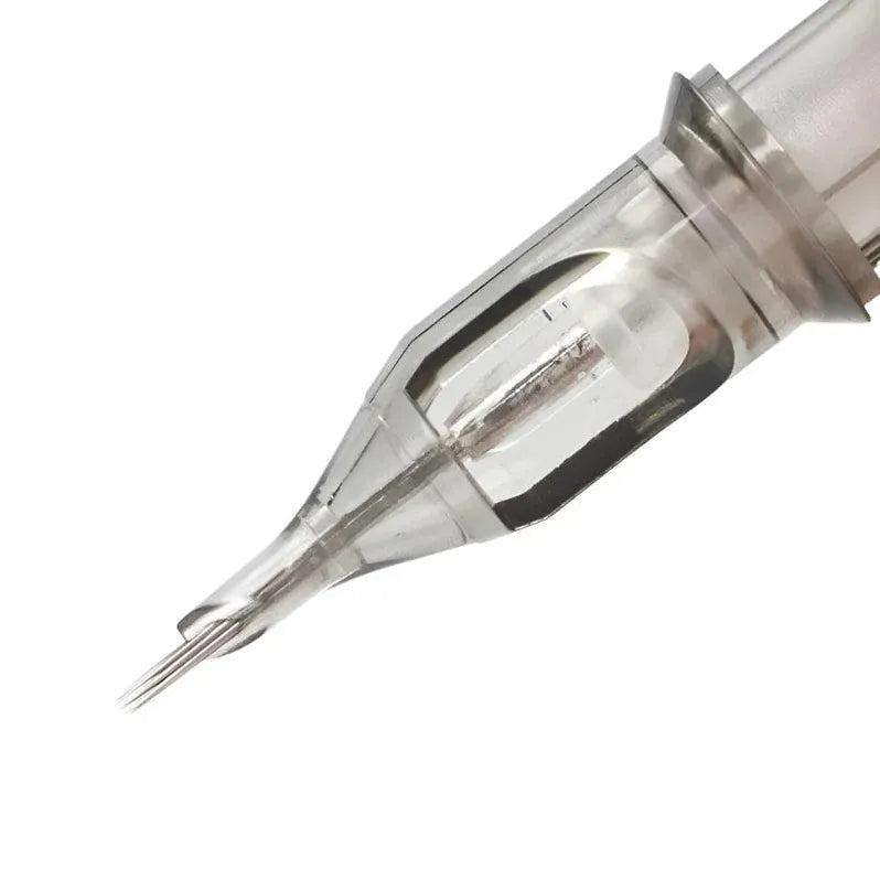Primer plano de un cartucho de agujas redondas «Agujas» de NOBLE ART BEAUTY SOCIEDAD LIMITADA, que cuenta con múltiples agujas finas, ideal para máquinas de tatuaje y tratamientos precisos de eliminación con láser.