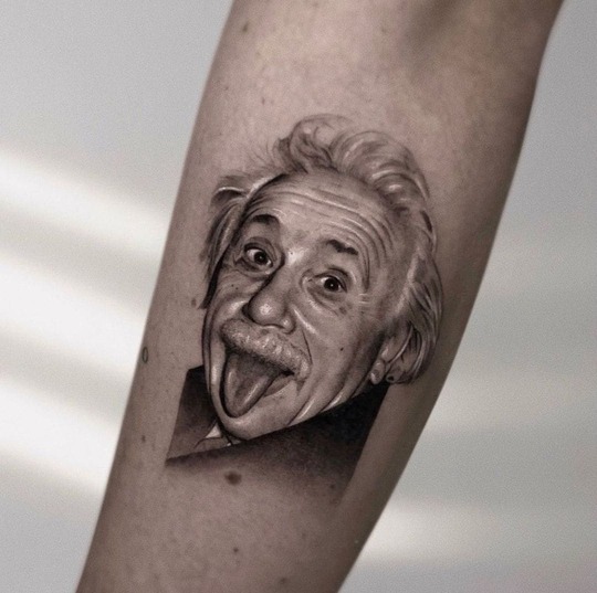 tattoo-microrealismo-brazo-einstein-1-1658318536Xr4zq
